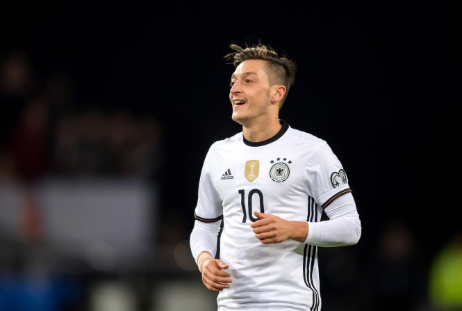 Ozil trấn an CĐV Arsenal về thông tin dính chấn thương Ozil khẳng định không dính chấn thương.