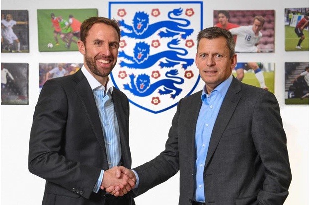 Gareth Southgate nhậm chức HLV trưởng tuyển Anh HLV Southgate chính thức ký hợp đồng 4 năm với ĐT Anh.