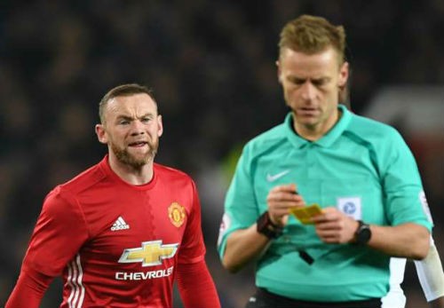 Rooney 'đen' đủ đường ở trận thắng West Ham Rooney nhận thẻ vàng trong trận đấu với West Ham.