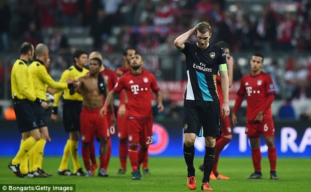 'Cơn ác mộng' Bayern Munich lại đến với Arsenal Per Mertesacker của Arsenal sa trận thua 1-5 trước Bayern năm 2015