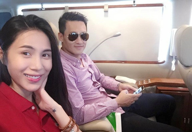 BẢN TIN thể thao: Vợ Công Vinh “ném đá” BTC Quả bóng vàng Vợ Công Vinh “ném đá” BTC Quả bóng vàng.