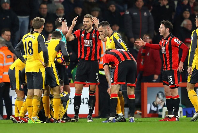Arsenal trả giá đắt sau trận cầu 'điên rồ' với Bournemouth Coquelin dính chấn thương khá nặng.