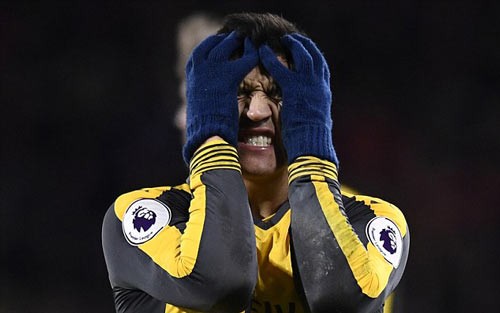 Bật HLV Wenger, Sanchez 'dọn đường' rời Arsenal? Alexis Sanchez giận dữ khi Arsenal bị AFC Bournemouth cầm hòa 3-3.