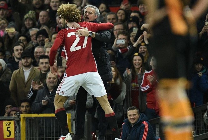 Tiết lộ lý do học trò siết Mourinho suýt ngạt thở Fellaini ôm chầm lấy HLV Mourinho sau khi ghi bàn vào lưới Hull City.