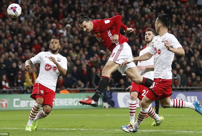 'Siêu nhân' Ibrahimovic lập kỳ tích ở chung kết League Cup Ibrahimovic tiếp tục tỏa sáng rực rỡ ở tuổi 35.