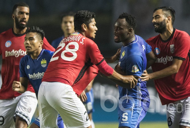 Cựu sao Chelsea rượt đánh cầu thủ Indonesia ngay trên sân Michael Essien rượt đánh cầu thủ đối phương.