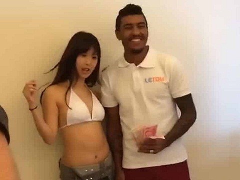 Cầu thủ Brazil bị đuổi việc vì chụp ảnh với diễn viên khiêu dâm? Paulinho tươi cười bên Tsukasa Aoi.