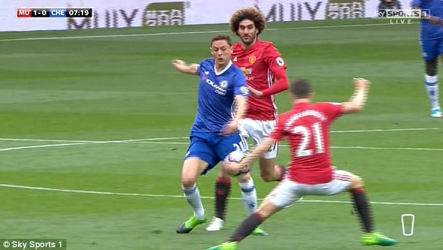 'Người hùng' Herrera phân trần về pha dùng tay chơi bóng Ander Herrera phủ nhận cố ý dùng tay chơi bóng.