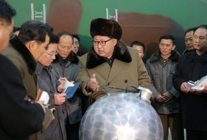 Tình báo Mỹ: Nhà lãnh đạo Triều Tiên Kim Jong-un không đùa Nhà lãnh đạo Kim Jong-un đứng bên mô hình đầu đạn hạt nhân thu nhỏ đã từng bị các nhà phân tích chê cười hồi năm ngoái, giờ đã trở thành hiện thực. Ảnh: SCMP