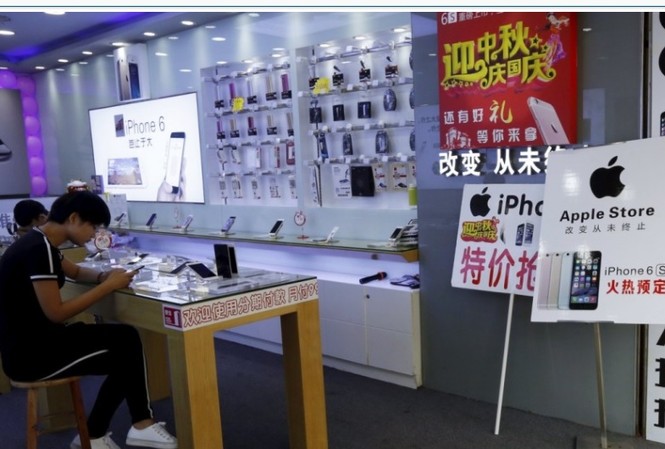 iPhone 8 vừa ra mắt, vỏ máy siêu rẻ tràn ngập Thâm Quyến Một cửa hàng bán linh kiện điện thoại ở Thâm Quyến, Trung Quốc