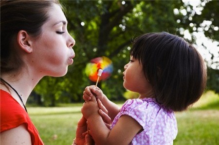 Hóa ra đây là Con gái hắn khá giống anh nó, mỗi khi vợ hắn 1 mình bế con gái ra ngoài thì ai cũng tưởng vợ hắn cưới 1 lão xấu như khỉ nhưng giàu, và có lẽ con giống hệt bố! (Ảnh minh họa).