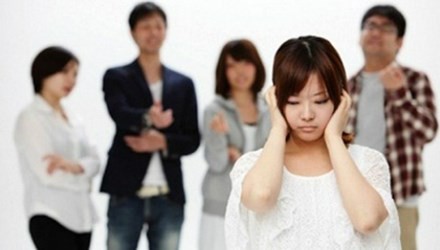 Làm sao cho vợ tỉnh cơn mê, rời bỏ mối tình ngang trái ? Ảnh minh họa: Internet