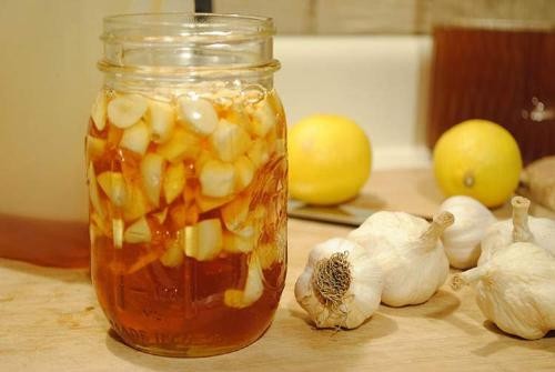 Công thức ngâm rượu tỏi chuẩn nhất chữa viêm khớp, viêm hô hấp, huyết áp cao Ảnh minh hoạ: Internet