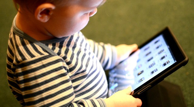 Những dấu hiệu con bạn sắp “hỏng” mắt vì Ipad, ti vi Ảnh minh hoạ: Internet