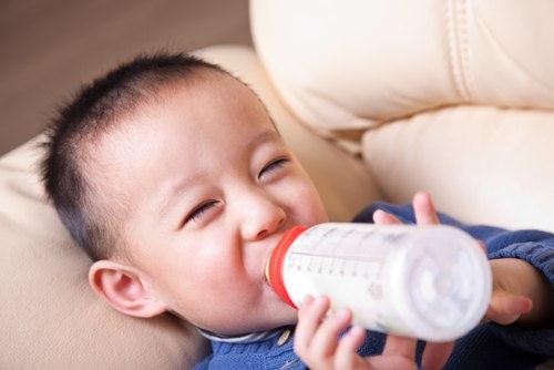 Trẻ tiêu chảy có nên uống sữa? Ảnh minh hoạ: Internet