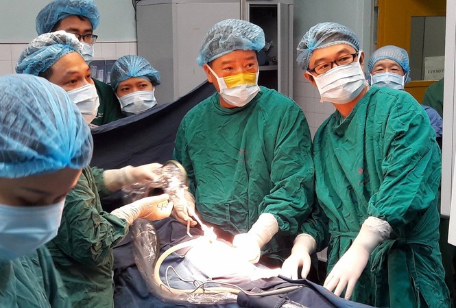 Lần đầu tiên Việt Nam mổ thoát vị bẹn cho trẻ bằng nội soi TS Phạm Duy Hiền cùng cộng sự của BV Nhi TW và chuyên gia người Nhật tiến hành ca phẫu thuật nội soi thoát vị bẹn cho bệnh nhân Trà