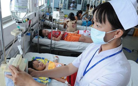 Cẩn thận con bạn có thể tàn phế, tử vong vì mắc viêm não mô cầu Điều trị cho bệnh nhi tại BV. Ảnh minh hoạ: Internet