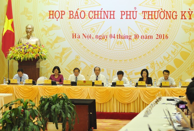 Bộ trưởng Trương Minh Tuấn nói về việc đình bản báo Petrotimes Các thành viên Chính phủ tại buổi họp báo