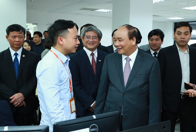 Khu công nghệ cao Hoà Lạc: “20 tuổi vẫn còn bú sữa” Thủ tướng trò chuyện với nhân viên Công ty FPT Software. Ảnh: CP