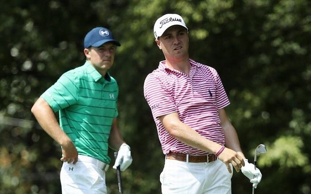 Justin Thomas (phải) xuất sắc ghi -7 gậy vượt xa Jordan Spieth 