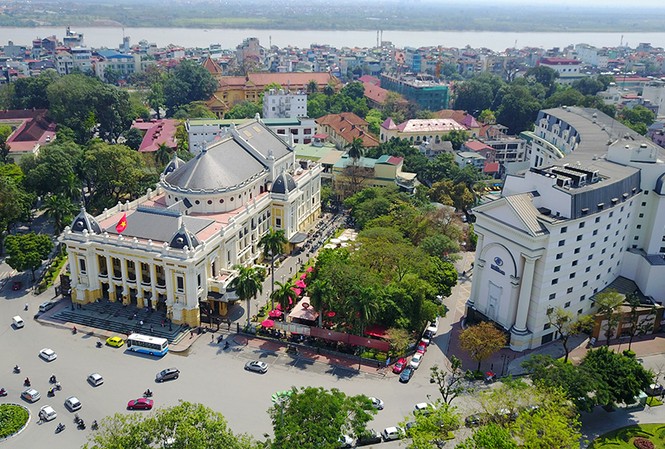 Ngắm Nhà hát lớn, Quảng trường Cách mạng tháng Tám từ trên cao Ngắm Nhà hát lớn, Quảng trường Cách mạng tháng Tám từ trên cao