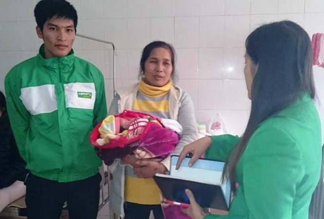 Tài xế đỡ đẻ trên xe taxi Tài xế Dũng cùng người thân cháu bé tại Bệnh viện Đa khoa tỉnh Hà Nam