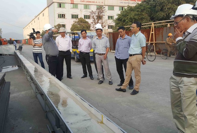 Tuyến đường ngập sâu nhất TPHCM sẽ được giải cứu? Cơ quan chức năng TP HCM thực mục sở thị cỗ máy đa năng vừa hút nước vừa vớt rác doa Tập đoàn Công nghiệp Quang Trung chế tạo.