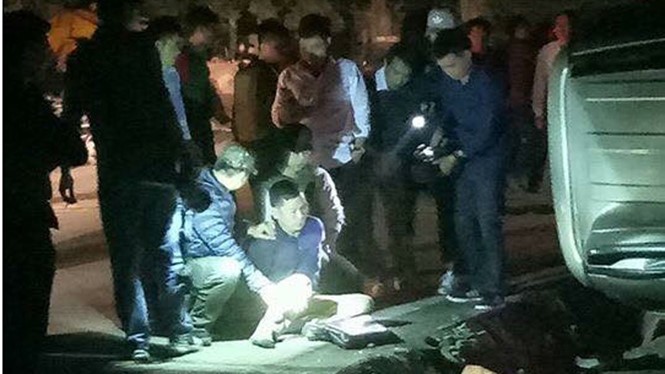Kẻ chở 100 bánh heroin ném chông, lao xe vào cảnh sát Đối tượng bị lực lượng chức năng khống chế. Ảnh cắt từ clip