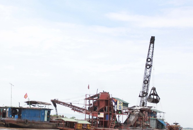 Cung cấp thông tin cho báo chí để giám sát việc nạo vét luồng lạch Cảnh khai thác cát trên sông Hồng. Ảnh: Đ.H