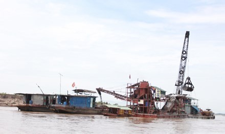 Tiết lộ nội dung tin nhắn khủng bố tinh thần Chủ tịch Bắc Ninh Hình ảnh khai thác cát trái phép do PV Tiền Phong ghi lại. Ảnh: Minh Đức