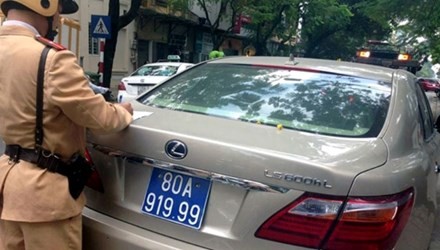 Hàng loạt siêu xe đeo biển, sử dụng giấy tờ xe “cỏ” Lực lượng CSGT xử lý ô tô đeo BKS giả trên đường Lê Duẩn, Đống Đa, HN.