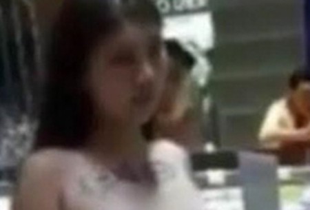 Cửa hàng trang sức bắt nhân viên nữ... cởi trần bán hàng Hình ảnh trong video được đăng tải trên mạng.
