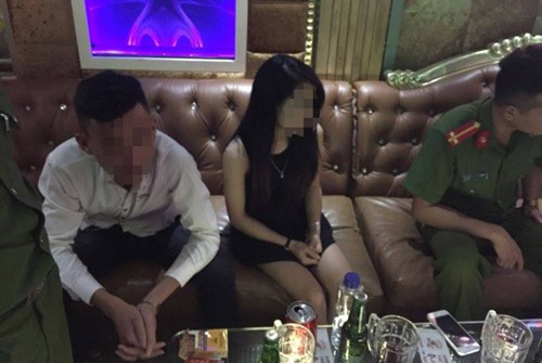 Tiệc ma tuý trong căn phòng có 'chân dài' Cảnh sát đã phá cửa xông vào căn phòng. Ảnh: Phương Linh.