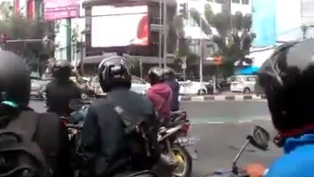 Sốc vì phim sex bị chiếu nhầm trên màn hình công cộng Video khiêu dâm bị phát nhầm trên màn hình lớn (Ảnh: Twitter)