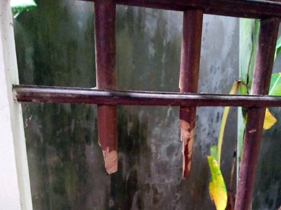 Chặt phá cửa sổ, lấy trộm tiền nhà rồi báo công an Chặt phá cửa sổ, lấy trộm tiền nhà rồi báo công an