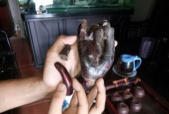 Mới nhất vụ trộm tượng Quan Âm nghìn mắt nghìn tay Bàn tay và nhiều ngón tay Phật bị gẫy trong quá trình trộm cắp.