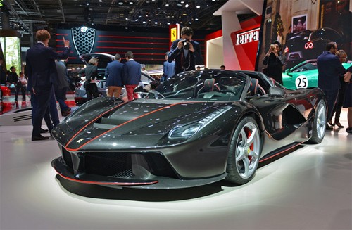 Hấp lực ghê người, siêu xe Ferrari giá 2 triệu USD bán hết veo Ferrari LaFerrari Aperta ra mắt ở Paris Motor Show 2016. Ảnh: Digital Trends.