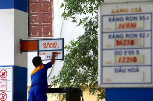 Xăng không chịu nhiều áp lực tăng giá ngày mai Giá xăng có thể không tăng nếu nhà điều hành nới thêm "van" quỹ bình ổn. Ảnh: Ngọc Thành