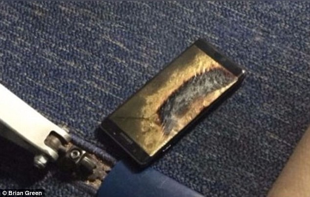 Máy bay sơ tán khẩn vì Samsung Note 7 bốc khói Chiếc điện thoải của Brian Green nằm trên sàn máy bay.