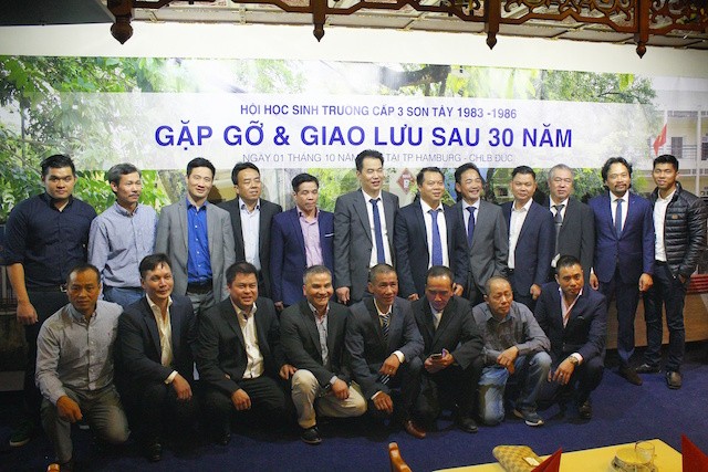 Hội ngộ sau 30 năm giữa trời Âu Cựu học sinh trường cấp 3 Sơn Tây khóa 83-86 cùng các khách mời trong buổi gặp mặt tại Hamburg. Ảnh : Cao Trí.