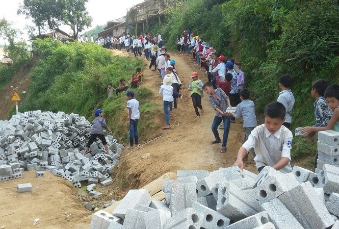 Hình ảnh đẹp học sinh xếp hàng dài chuyển gạch xây trường Hình ảnh của các em học sinh Trường Tiểu học Pá Vạt (xã Mường Luân, huyện Điện Biên Đông, tỉnh Điện Biên) khiến người lớn không khỏi thán phục.
