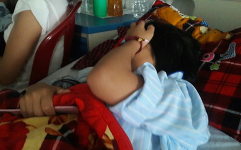 Vụ 3 nữ sinh bị đánh: Không thể khởi tố vụ án, nạn nhân nhập viện Một trong số nữ sinh bị đánh đang được điều trị tại bệnh viện địa phương.