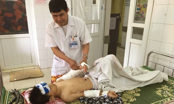 Cứu bé trai 10 tuổi nguy kịch vì va vào cửa kính trên lớp BS Hùng kiểm tra lại cánh tay sau mổ cho bệnh nhi