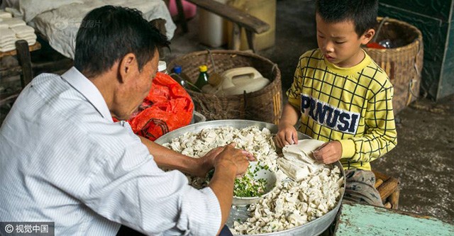 Bé trai nặn 10.000 viên hoành thánh mỗi ngày giúp gia đình Bé Liu Minghui có khả năng nặn hoành thánh cực siêu, lên tới 10.000 viên/ngày.