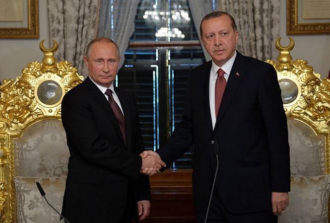 Nga – Thổ nối lại ‘Dòng chảy Thổ Nhĩ Kỳ” Tổng thống Nga Vladimir Putin (trái) và Tổng thống Thổ Nhĩ Kỳ Recep Tayyip Erdogan (phải) bắt tay trong cuộc gặp hôm 10/10 tại Istanbul.