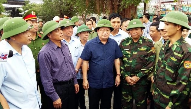 Phó Thủ tướng kiểm tra công tác phòng chống bão số 7 Phó thủ tướng Trịnh Đình Dũng cùng đoàn công tác kiểm tra phòng chống lụt, bão tại Hải Phòng chiều 18/10 (Ảnh: Nhân dân)