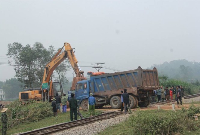 Ba nhân viên đường sắt cứu đoàn tàu hàng khỏi tai nạn Chiếc xe tải bị gãy trục nằm trên đường sắt Bắc - Nam.