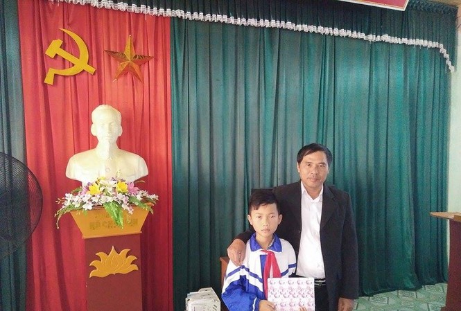 Nam sinh lớp 5 trả lại dây chuyền vàng nhặt ở sân trường Em Nguyễn Sỹ Tiến Học được nhà trường tuyên dương.