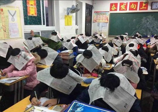 Giáo viên bắt học sinh đội báo khi thi để chống gian lận Chiêu chống gian lận mới xuất hiện tại Trung Quốc.