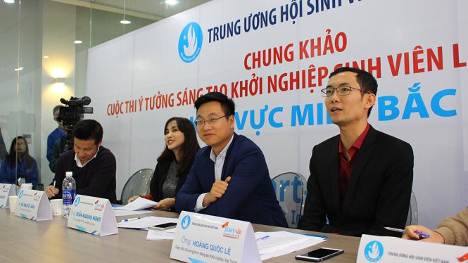 5 ý tưởng khởi nghiệp xuất sắc nhất khu vực phía Bắc Hội đồng giám khảo nghe thuyết trình về các ý tưởng khởi nghiệp sinh viên